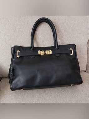 Minimal 90s Chic Black Leather Satchel with Gold Hardware